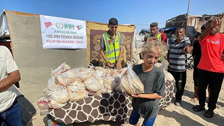 Gazze'de Dayanışma Ekmek Dağıtım Kampanyası Başlatıldı 3 Gazze'de Dayanışma Ekmek Dağıtım Kampanyası Başlatıldı