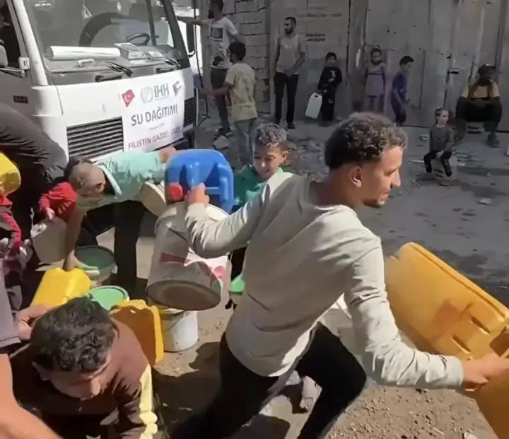 Gazze'de Temiz Su Dağıtımı ile Yaşam Mücadelesi Devam Ediyor