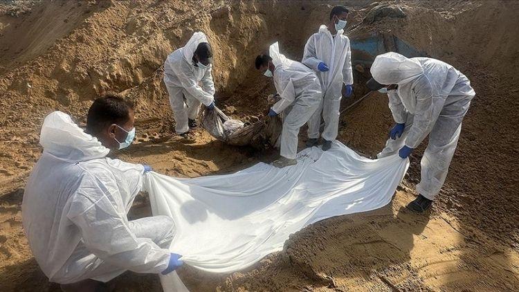 Gazze’de Toplu Defin Edilen Cenazelerin Kimlik Tespiti İçin Mezarlardan Çıkarmalar Başladı