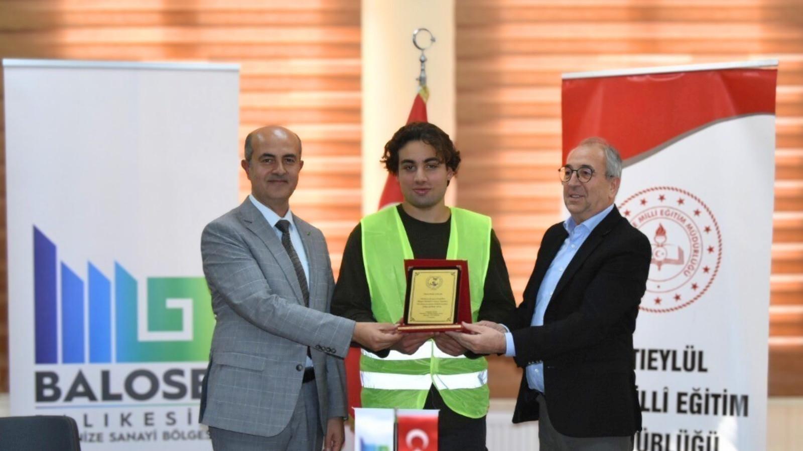 Genç Öğrencinin Yenilenebilir Enerjiyle Okula Yenilikçi Dokunuşu