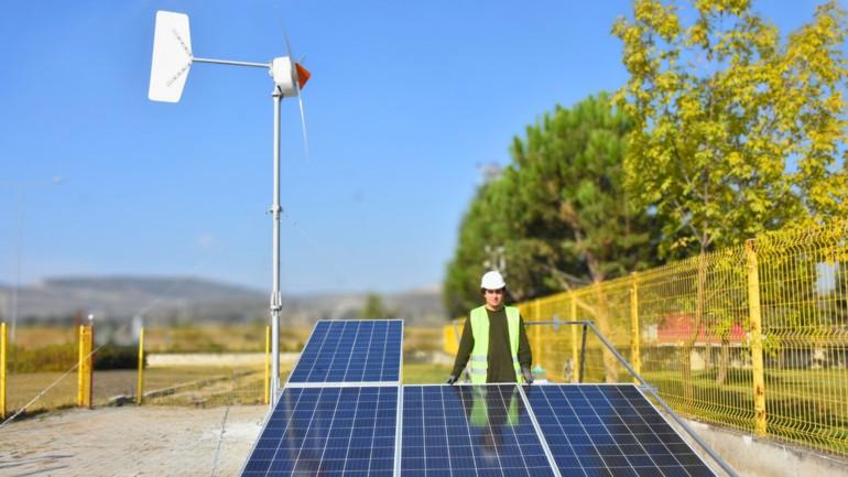 Genç Öğrencinin Yenilenebilir Enerjiyle Okula Yenilikçi Dokunuşu