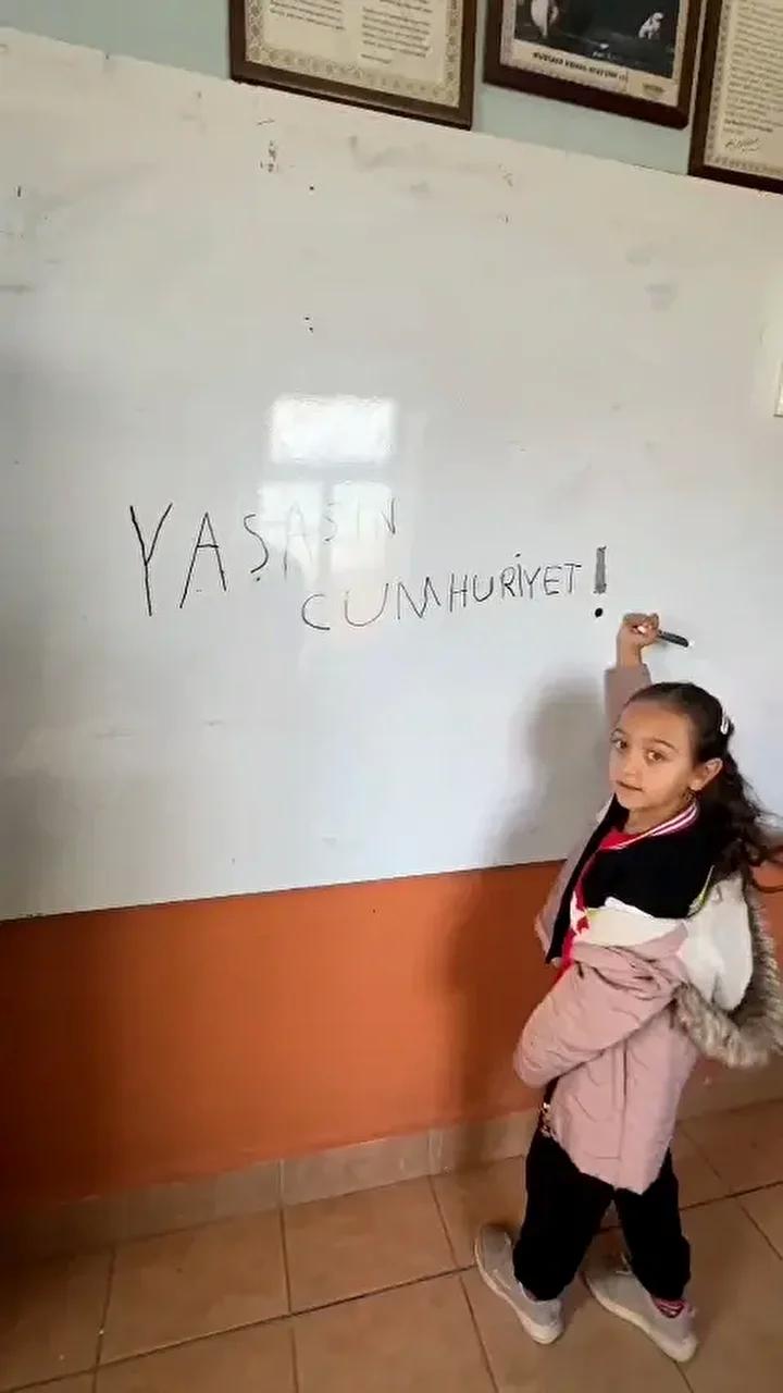 Gökçeyurt İlkokulu'nda Öğretmen ve Öğrenciden Coşkulu Cumhuriyet Bayramı Kutlaması