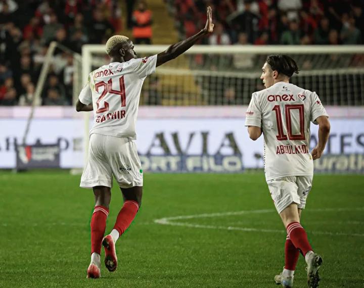 Gueye'nin Süper Lig Heyecanı: İlk Gol ve Takım Arkadaşlarının Tepkisi