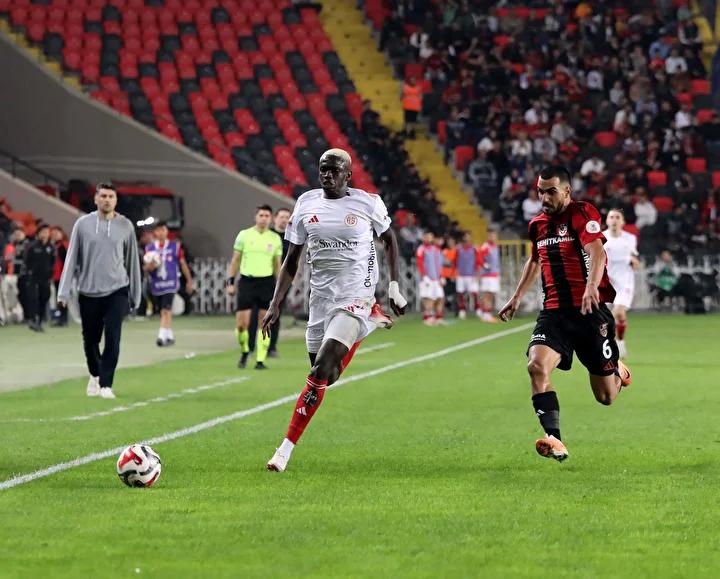Gueye'nin Süper Lig Heyecanı: İlk Gol ve Takım Arkadaşlarının Tepkisi