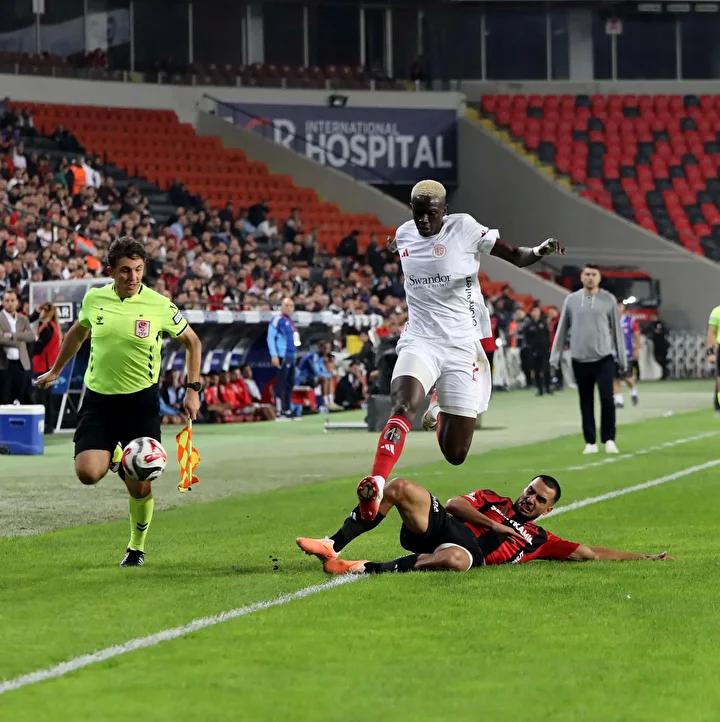 Gueye'nin Süper Lig Heyecanı: İlk Gol ve Takım Arkadaşlarının Tepkisi