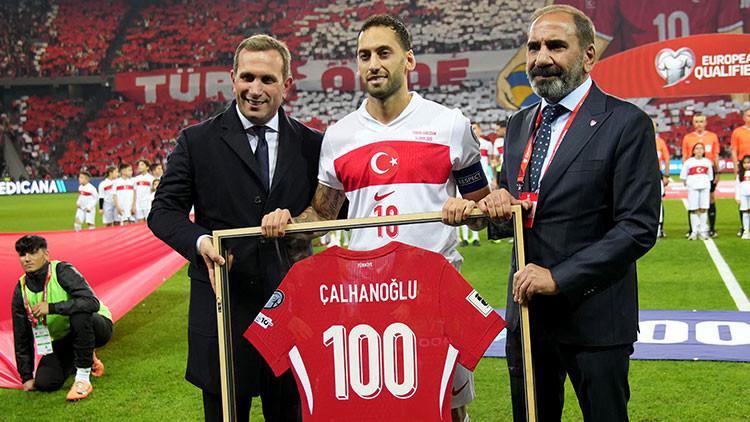 Hakan Çalhanoğlu'na Onurlandırma ve Maç Öncesi Gözde Anlar