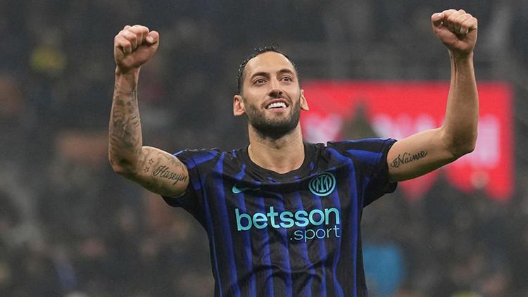 Hakan Çalhanoğlu'nun Fiorentina Maçındaki Etkileyici Performansı 1 Serie A’da 9. hafta karşılaşmasında Inter, Fiorentina’ya karşı sahasında 3-0 kazanarak liderlik yarışında gücünü göstermeye devam etti. Maç boyunca gösterdiği üstün performansla öne çıkan Hakan Çalhanoğlu, takımının galibiyetinde önemli bir rol oynadı.