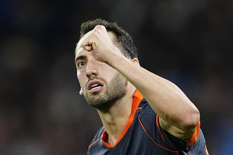 Hakan Calhanoglunun Interde Kalma Karari ve Firtina Yaratan Performansi