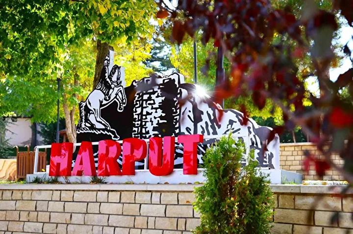 Harput Mahallesi'nin Sonbahar Büyüsü: Tarih ve Doğanın Kesişimi