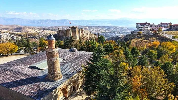 Harput Mahallesi'nin Sonbahar Büyüsü: Tarih ve Doğanın Kesişimi