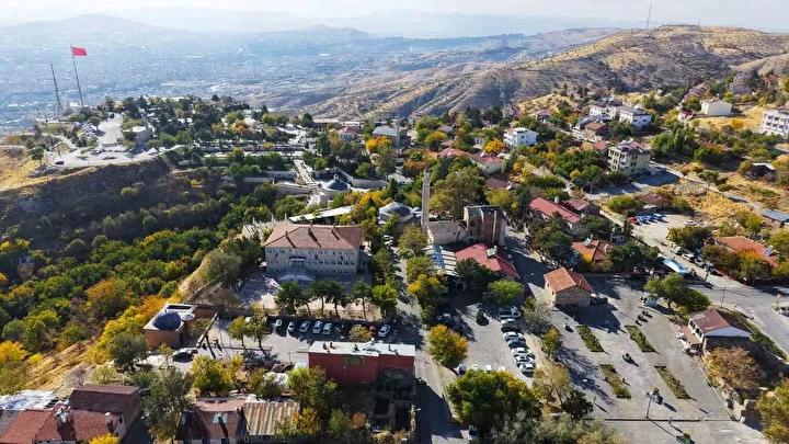 Harput Mahallesi'nin Sonbahar Büyüsü: Tarih ve Doğanın Kesişimi