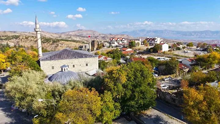 Harput Mahallesi'nin Sonbahar Büyüsü: Tarih ve Doğanın Kesişimi