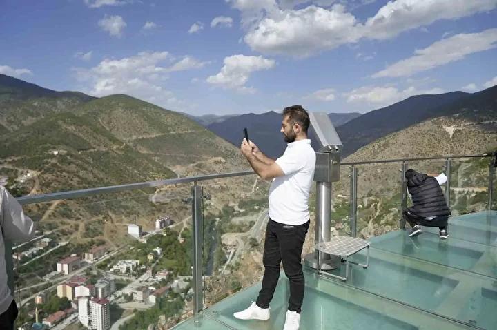 Harşit Vadisi’nin Muhteşem Manzarasıyla Büyüleyen Torul Cam Seyir Terası Gözde Turistik Noktası