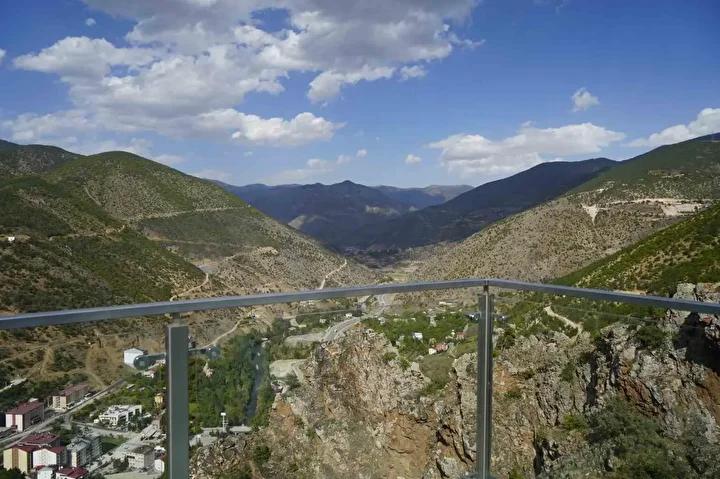 Harşit Vadisi’nin Muhteşem Manzarasıyla Büyüleyen Torul Cam Seyir Terası Gözde Turistik Noktası