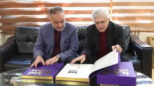 Hat Sanatının Derinliklerine Yolculuk: İlahi Çizgiler Eseri ve Güncel Sanat Yaklaşımları