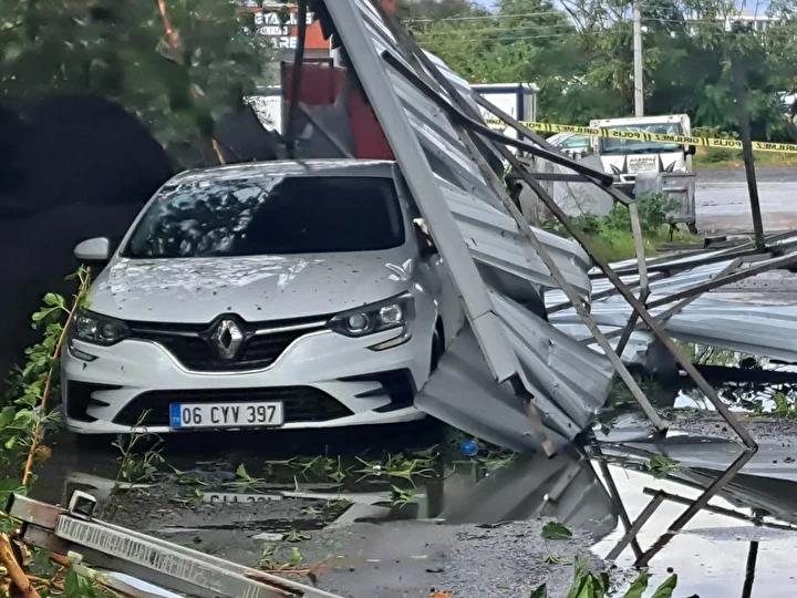 Dörtyol’da Çatılar ve Elektrik Direkleri Hasar Gördü