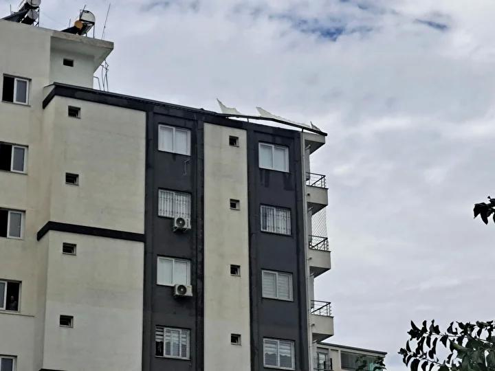 Hatay’da Fırtına ve Sağanak Etkili Oldu: Çatı Uçmaları ve Su Birikintileri