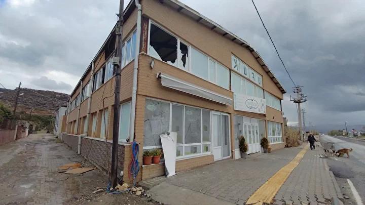 Hatay’da Fırtına ve Sağanak Etkili Oldu: Çatı Uçmaları ve Su Birikintileri