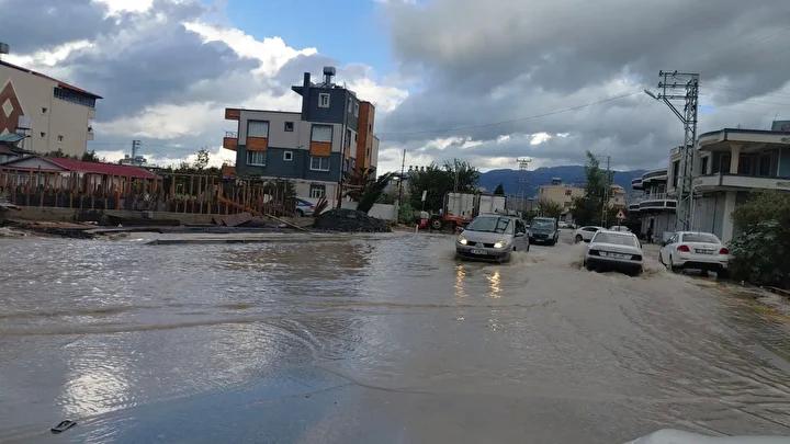 Hatay’da Fırtına ve Sağanak Etkili Oldu: Çatı Uçmaları ve Su Birikintileri