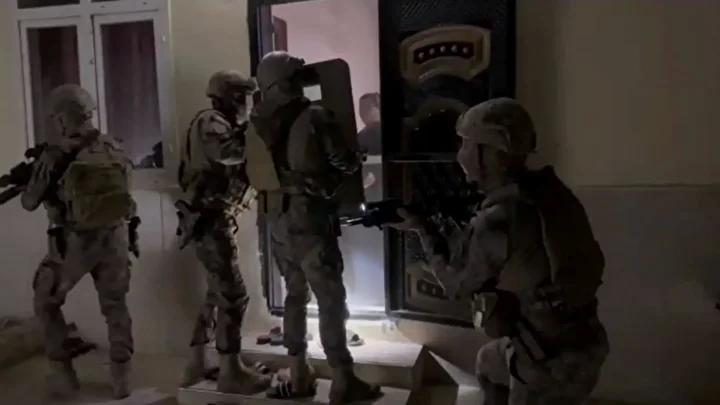 Hatay Emniyet Müdürlüğü'nün gerçekleştirdiği titiz çalışmalar sonucunda, göçmen kaçakçılığını önlemeye yönelik önemli adımlar atıldı. Ekipler, finansal ve fiziki takipler sonunda suç şebekelerinin kimlik bilgilerine ulaşmayı başardı.