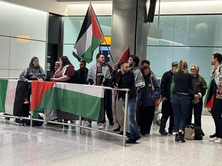 İngiliz Aktivistler Londra'ya Döndü: İsrail Saldırısından Sonra Serbest Bırakıldılar