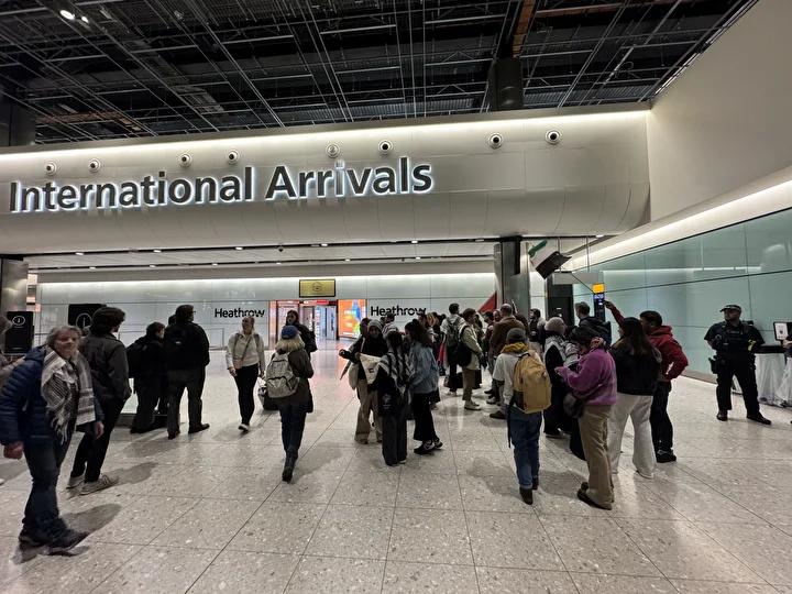 İngiliz Aktivistler Londra'ya Döndü: İsrail Saldırısından Sonra Serbest Bırakıldılar