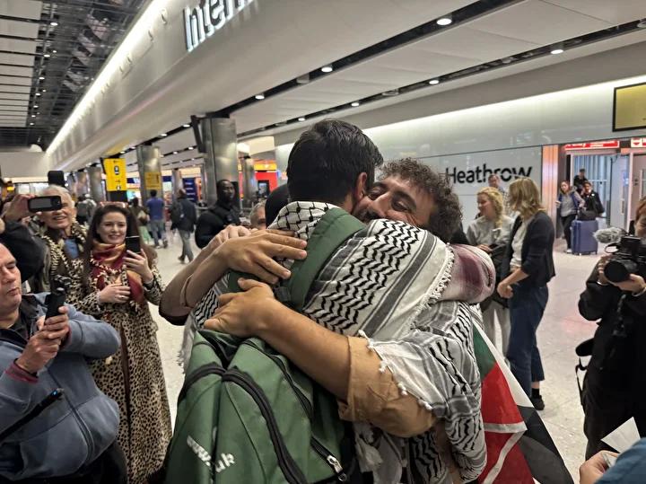 İngiliz Aktivistler Londra'ya Döndü: İsrail Saldırısından Sonra Serbest Bırakıldılar