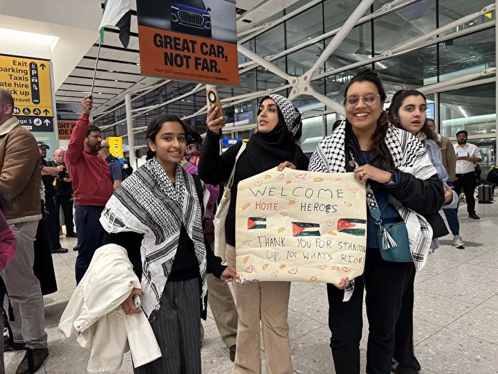 İngiliz Aktivistler Londra'ya Döndü: İsrail Saldırısından Sonra Serbest Bırakıldılar