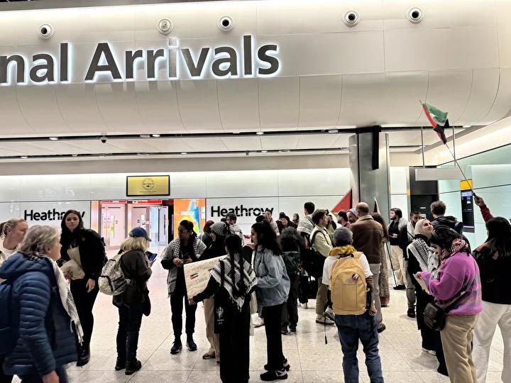 İngiliz Aktivistler Londra'ya Döndü: İsrail Saldırısından Sonra Serbest Bırakıldılar