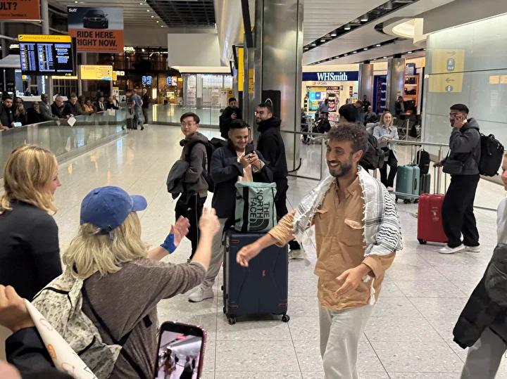 İngiliz Aktivistler Londra'ya Döndü: İsrail Saldırısından Sonra Serbest Bırakıldılar