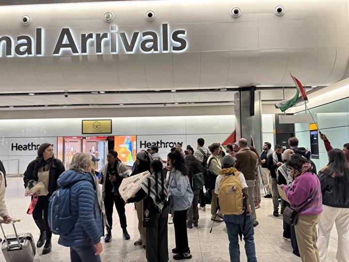 İngiliz Aktivistler Londra'ya Döndü: İsrail Saldırısından Sonra Serbest Bırakıldılar