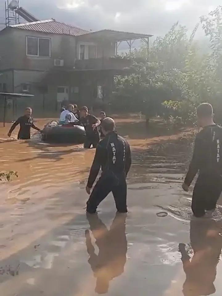 İskenderun ve Payas'ta Yoğun Sağanak Uyarısı ve Otoyolda Hasar Grup Çalışmaları 1 Şiddetli Sağanak ve Etkileri