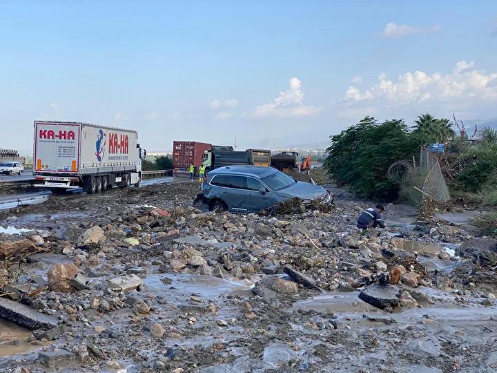 İskenderun ve Payas'ta Yoğun Sağanak Uyarısı ve Otoyolda Hasar Grup Çalışmaları 2 Şiddetli Sağanak ve Etkileri
