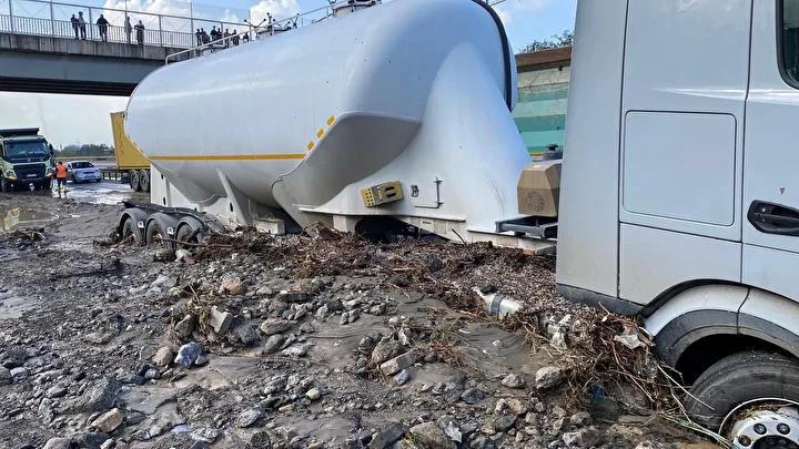 İskenderun ve Payas'ta Yoğun Sağanak Uyarısı ve Otoyolda Hasar Grup Çalışmaları 4 Otoyolda Kapanma ve Temizlik Çalışmaları