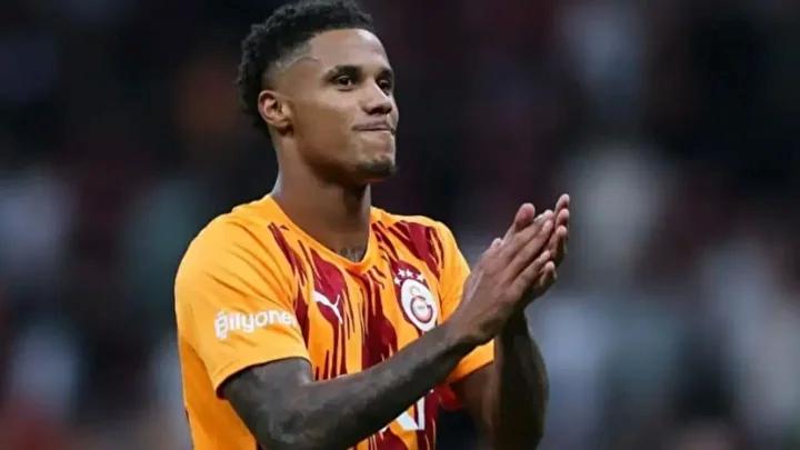 Galatasaraylı futbolcu Ismail Jakobs'un kamp durumu gündemdeki sıcak konulardan biri haline geldi. Senegal Milli Takımı'na çağrılmasına rağmen, oyuncunun bazı iddialara göre izinsiz şekilde kampa katılmadığı öne sürüldü. Bu durum, takım içi disiplin ve futbolculuk anlayışını sorgulatmaya başladı.