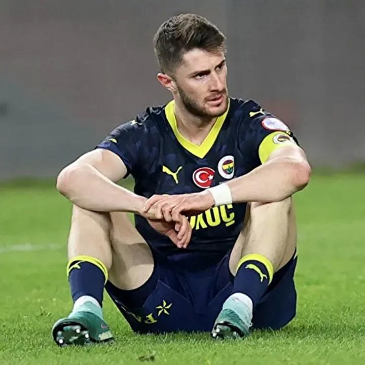 İsmail Yüksek'in Fenerbahçe'deki Kart Serüveni ve Performansı