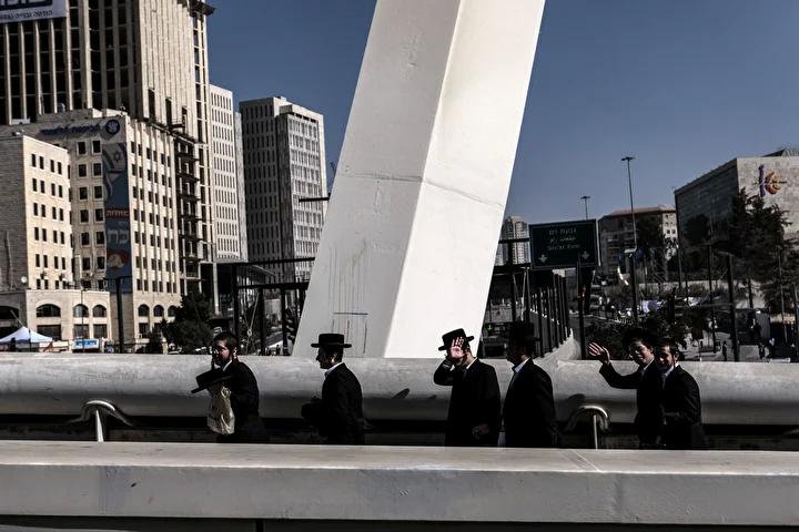 İsrail’de Askerlik Karşıtı Büyük Gösteri Batı Kudüs’te Gerçekleşti 18 İsrail’de Askerlik Karşıtı Büyük Gösteri Batı Kudüs’te Gerçekleşti