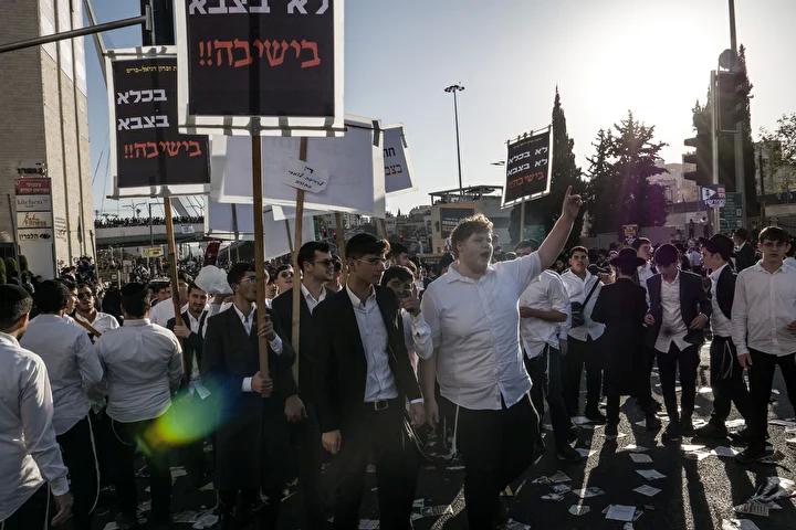 İsrail’de Askerlik Karşıtı Büyük Gösteri Batı Kudüs’te Gerçekleşti 24 İsrail’de Askerlik Karşıtı Büyük Gösteri Batı Kudüs’te Gerçekleşti