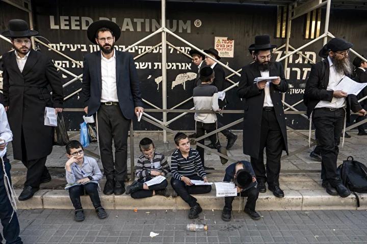 İsrail’de Askerlik Karşıtı Büyük Gösteri Batı Kudüs’te Gerçekleşti 26 İsrail’de Askerlik Karşıtı Büyük Gösteri Batı Kudüs’te Gerçekleşti