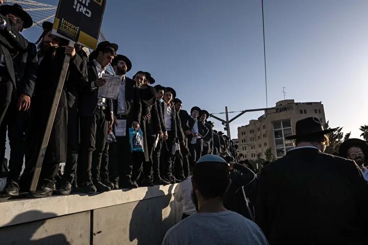 İsrail’de Askerlik Karşıtı Büyük Gösteri Batı Kudüs’te Gerçekleşti 29 İsrail’de Askerlik Karşıtı Büyük Gösteri Batı Kudüs’te Gerçekleşti