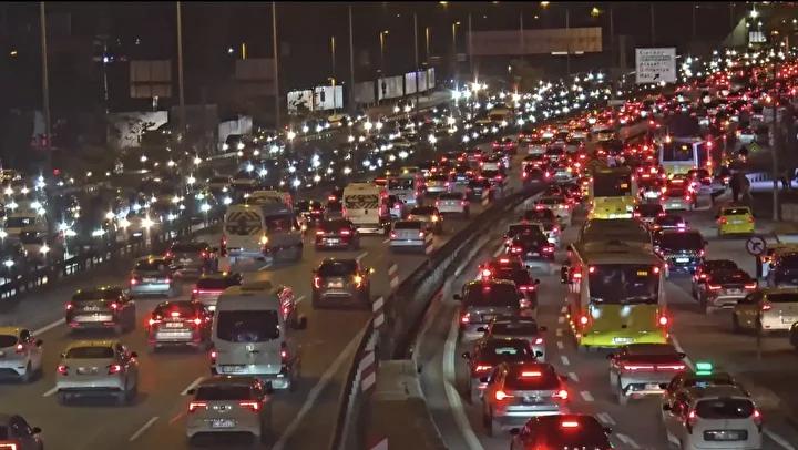 İstanbul'da Akşam Trafik Durumu ve Güncel Yoğunluk Seviyesi 2 Güncel Trafik Durumu ve Kritik Noktalar