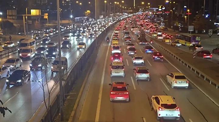 İstanbul'da Akşam Trafik Durumu ve Güncel Yoğunluk Seviyesi 3 İstanbul'da Akşam Trafik Durumu ve Güncel Yoğunluk Seviyesi