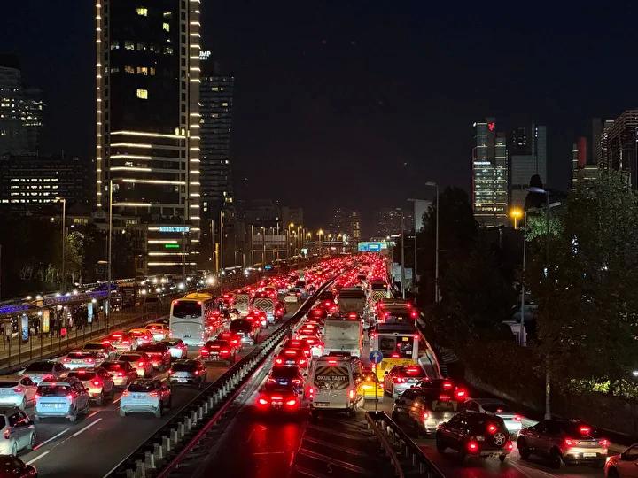 İstanbul’da Akşam Trafik Yoğunluğu ve Ulaşım Aksaklıkları Dalgası 1 İstanbul’da Akşam Trafik Yoğunluğu ve Ulaşım Aksaklıkları Dalgası