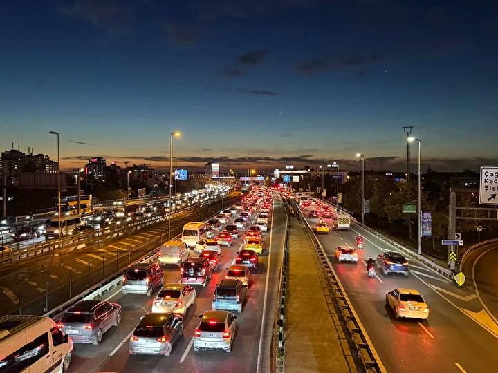 İstanbul’da Akşam Trafik Yoğunluğu ve Ulaşım Aksaklıkları Dalgası 2 İstanbul’da Akşam Trafik Yoğunluğu ve Ulaşım Aksaklıkları Dalgası