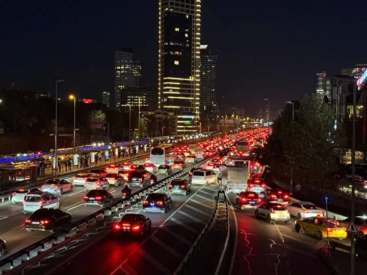 İstanbul’da Akşam Trafik Yoğunluğu ve Ulaşım Aksaklıkları Dalgası 4 İstanbul’da Akşam Trafik Yoğunluğu ve Ulaşım Aksaklıkları Dalgası