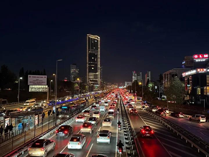 İstanbul’da Akşam Trafik Yoğunluğu ve Ulaşım Aksaklıkları Dalgası 5 İstanbul’da Akşam Trafik Yoğunluğu ve Ulaşım Aksaklıkları Dalgası