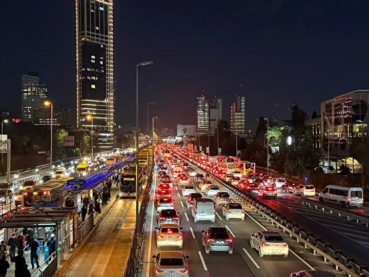 İstanbul’da Akşam Trafik Yoğunluğu ve Ulaşım Aksaklıkları Dalgası 6 İstanbul’da Akşam Trafik Yoğunluğu ve Ulaşım Aksaklıkları Dalgası