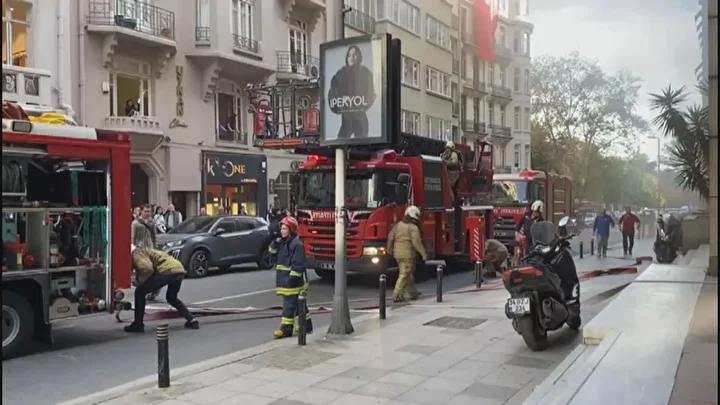 İstanbul'da İş Merkezi Yangını Güvenlik Kameralarına Yansıdı