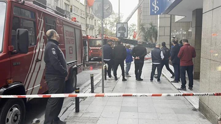 İstanbul'da İş Merkezi Yangını Güvenlik Kameralarına Yansıdı