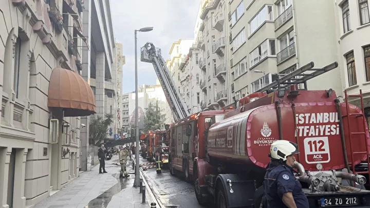 İstanbul'da İş Merkezi Yangını Güvenlik Kameralarına Yansıdı